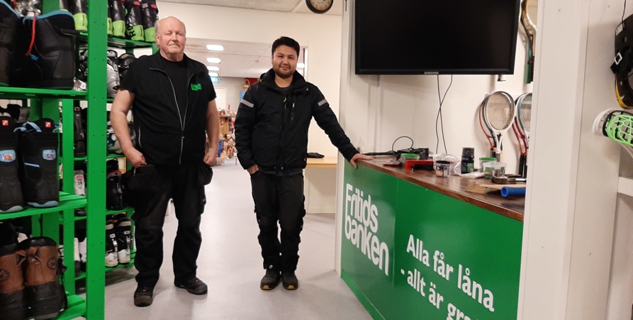 Leif Mannelqvist och Jawad Mirzei förbereder öppnandet av Fritidsbanken. 