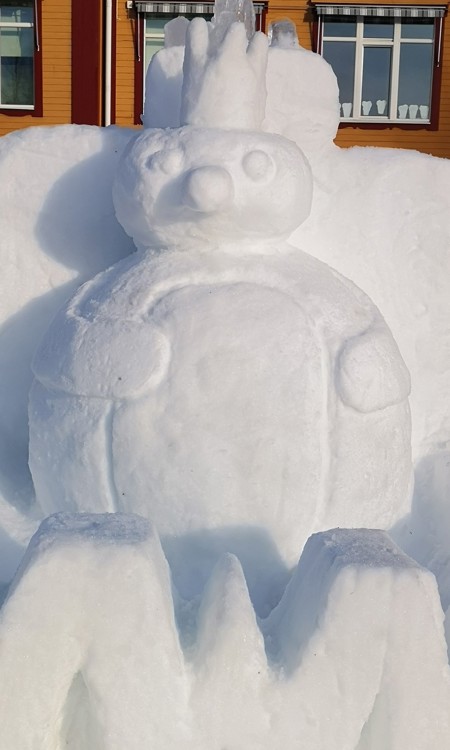 Snöskulpturen WWW Pingu med tre stora W i botten och Pingu ovanför som sitter i en tron. 