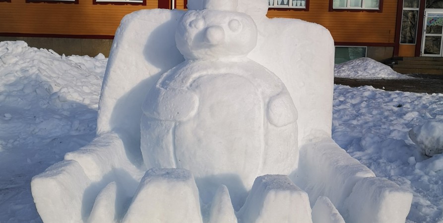 Snöskulpturen WWW Pingu med tre stora W i botten och Pingu ovanför som sitter i en tron.