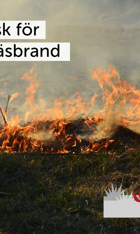Ett foto på brinnande gräs med eldslågor och rök. Text på fotot: Risk för gräsbrand